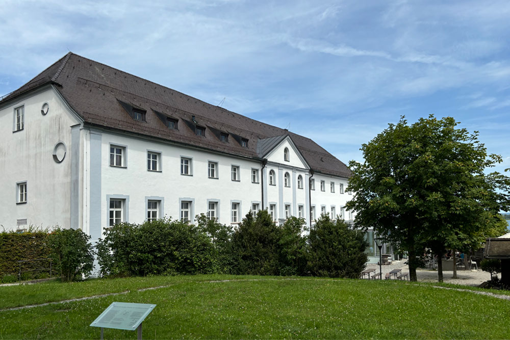 Kloster Herrenchiemsee (Herrenwörth – ehemaliges Benediktinerkloster und späteres Augustiner-Chorherren-Stift – Altes Schloss) im Landkreis Rosenheim