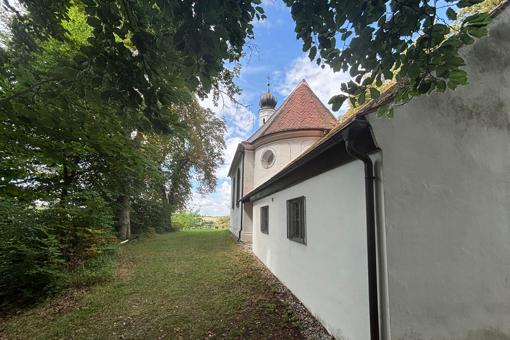 Katholische Bergkirche Hl. Kreuz, die auf dem Gelände der im 13. Jahrhundert erwähnten Burg Rottenegg im Landkreis Pfaffenhofen an der Ilm
