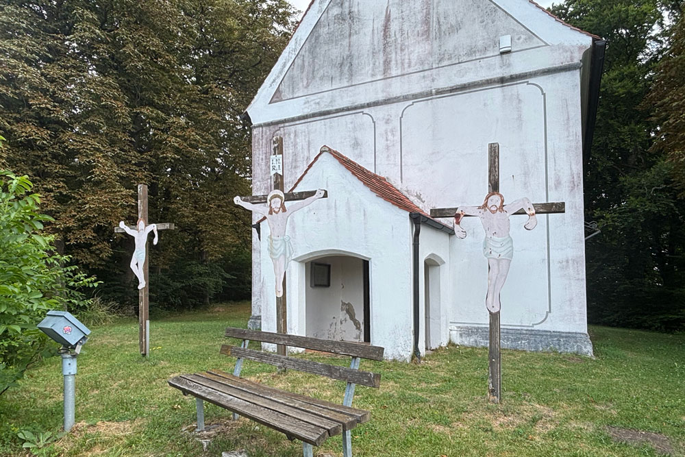 Katholische Bergkirche Hl. Kreuz, die auf dem Gelände der im 13. Jahrhundert erwähnten Burg Rottenegg im Landkreis Pfaffenhofen an der Ilm