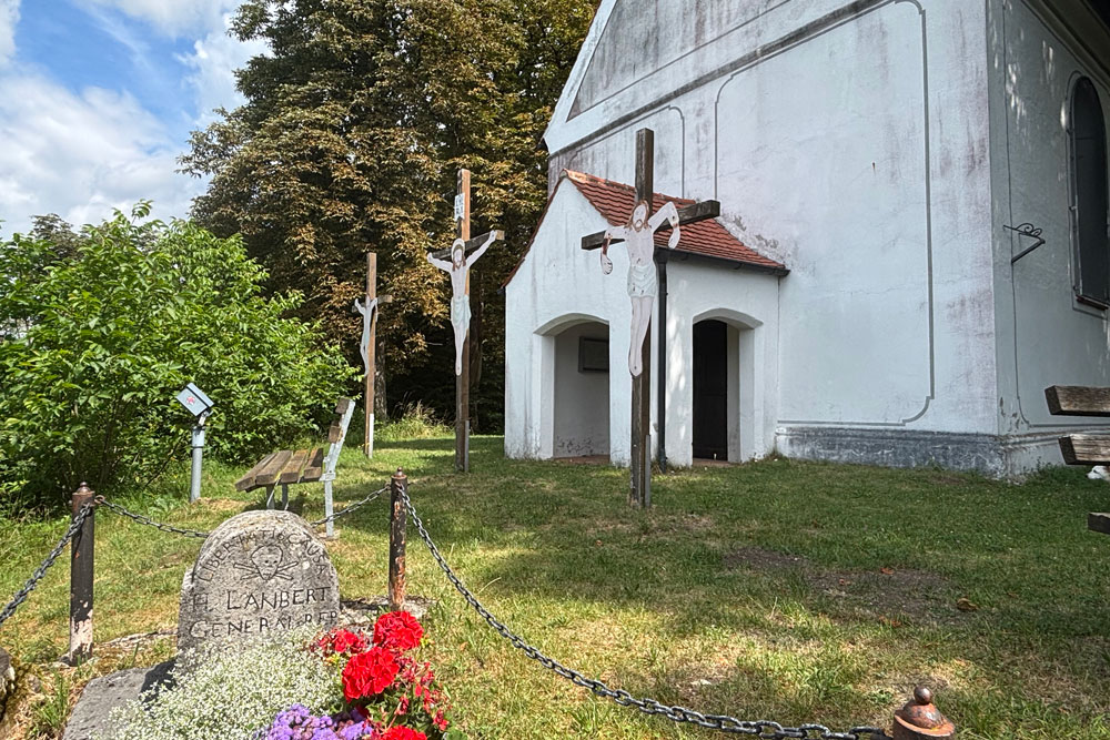 Katholische Bergkirche Hl. Kreuz, die auf dem Gelände der im 13. Jahrhundert erwähnten Burg Rottenegg im Landkreis Pfaffenhofen an der Ilm