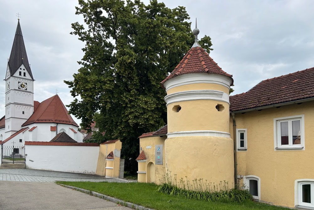 Schloss Straß (Schlossrest) im Landkreis Neuburg-Schrobenhausen