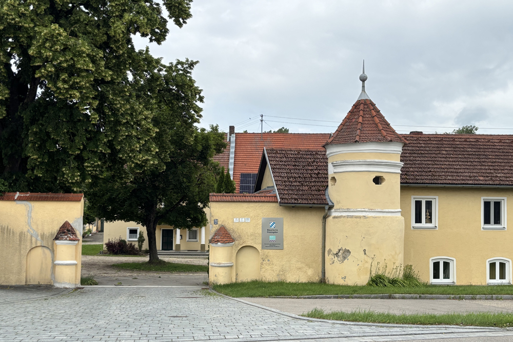 Schloss Straß (Schlossrest) im Landkreis Neuburg-Schrobenhausen