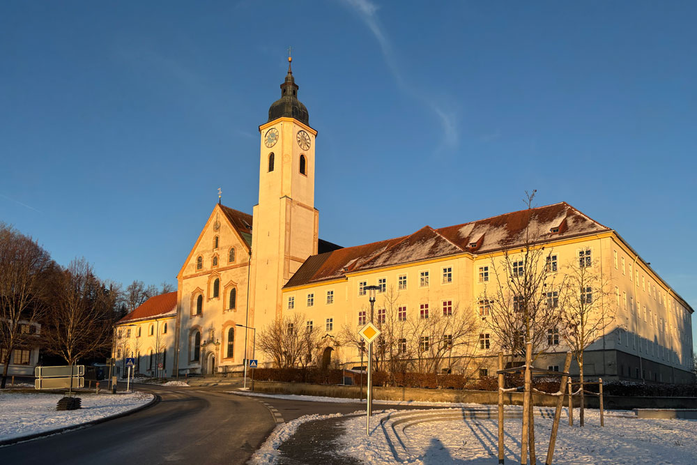Kloster Dietramszell (ehemaliges Augustiner-Chorherren-Stift und heutiges Kloster der Salesianerinnen) im Landkreis Bad Tölz-Wolfratshausen