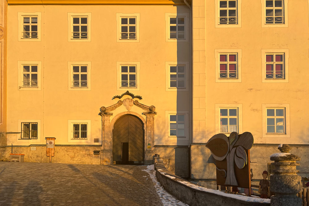 Kloster Dietramszell (ehemaliges Augustiner-Chorherren-Stift und heutiges Kloster der Salesianerinnen) im Landkreis Bad Tölz-Wolfratshausen