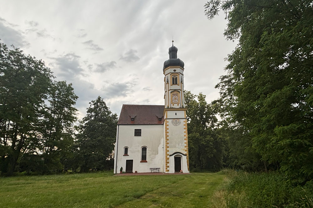 Ehemalige Schlosskirche St. Nikolaus von Schloss Schenkenau (Wasserschloss) im Landkreis Neuburg-Schrobenhausen