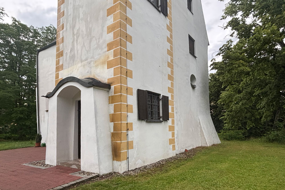 Ehemalige Schlosskirche St. Nikolaus von Schloss Schenkenau (Wasserschloss) im Landkreis Neuburg-Schrobenhausen