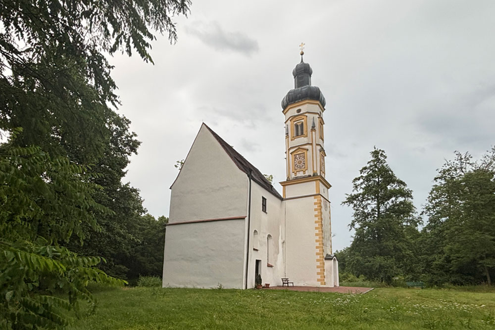 Ehemalige Schlosskirche St. Nikolaus von Schloss Schenkenau (Wasserschloss) im Landkreis Neuburg-Schrobenhausen