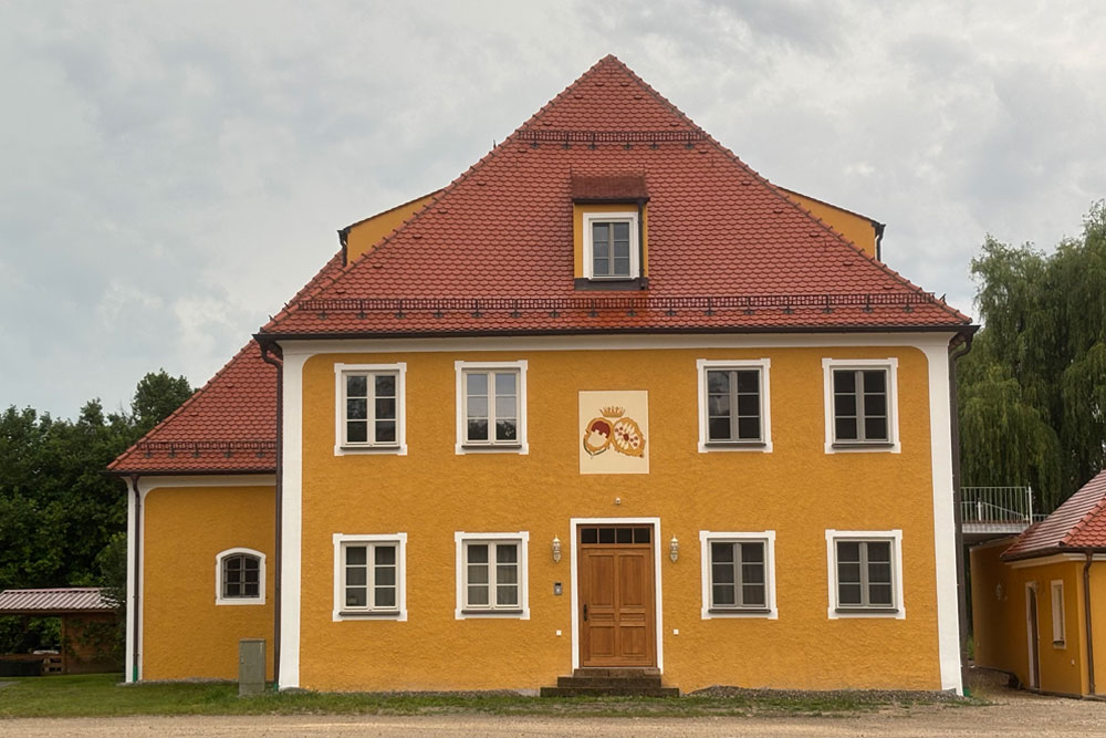 Gutshaus von Schloss Schenkenau (Wasserschloss) im Landkreis Neuburg-Schrobenhausen