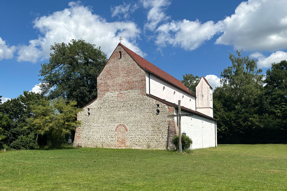 Klosterkirche St. Peter und Paul (Petersberg) (Petersberg-Basilika), die an der Stelle der abgegangenen Burg Glaneck (Burg Glonneck, Petersberg) im Landkreis Dachau steht