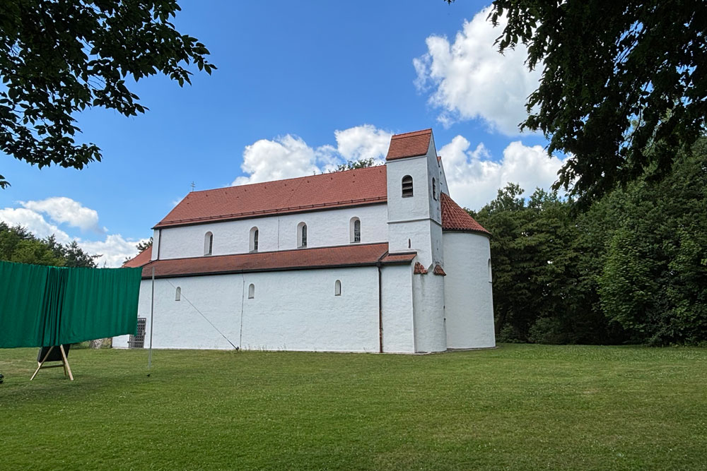 Die Klosterkirche St. Peter und Paul (Petersberg) (Petersberg-Basilika), die an der Stelle der abgegangenen Burg Glaneck (Burg Glonneck, Petersberg) im Landkreis Dachau in Bayern steht