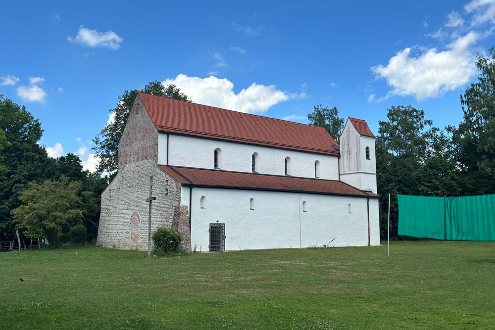Die Klosterkirche St. Peter und Paul (Petersberg) (Petersberg-Basilika), die an der Stelle der abgegangenen Burg Glaneck (Burg Glonneck, Petersberg) im Landkreis Dachau in Bayern steht