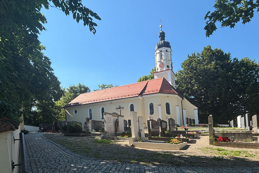 Die ehemalige Schlosskapelle, die Katholische Filialkirche Hl. Dreifaltigkeit auf dem Gelände der Burg und von Schloss Steingriff (Wasserschloss, Altes Schloss) im Landkreis Neuburg-Schrobenhausen