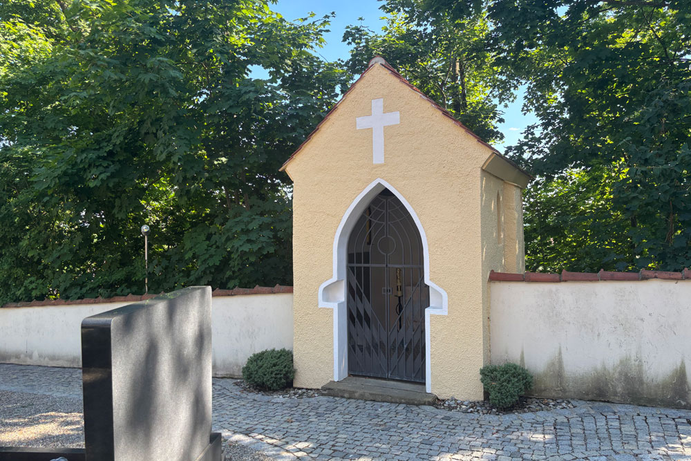 Die ehemalige Schlosskapelle, die Katholische Filialkirche Hl. Dreifaltigkeit auf dem Gelände der Burg und von Schloss Steingriff (Wasserschloss, Altes Schloss) im Landkreis Neuburg-Schrobenhausen