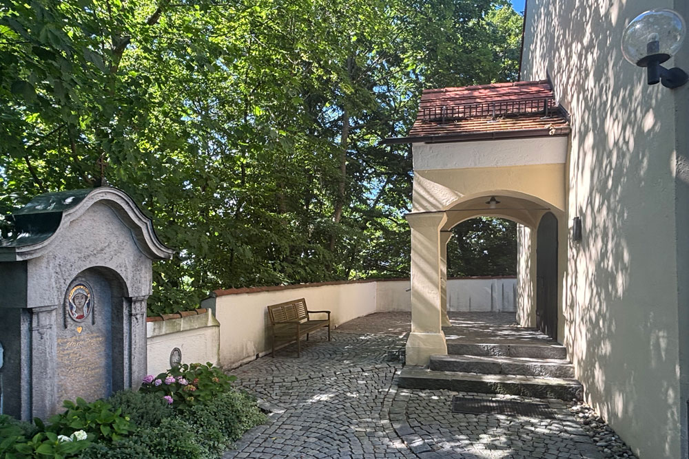 Die ehemalige Schlosskapelle, die Katholische Filialkirche Hl. Dreifaltigkeit auf dem Gelände der Burg und von Schloss Steingriff (Wasserschloss, Altes Schloss) im Landkreis Neuburg-Schrobenhausen