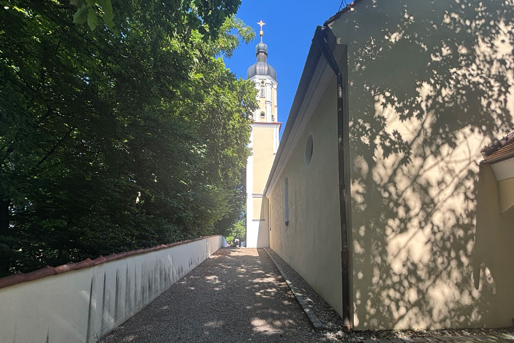 Die ehemalige Schlosskapelle, die Katholische Filialkirche Hl. Dreifaltigkeit auf dem Gelände der Burg und von Schloss Steingriff (Wasserschloss, Altes Schloss) im Landkreis Neuburg-Schrobenhausen