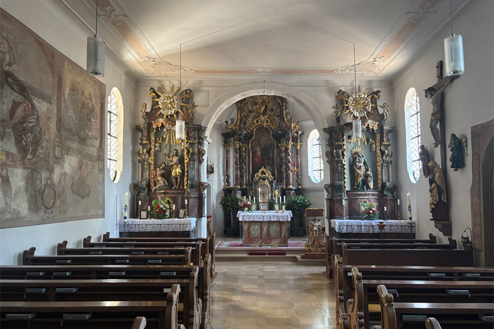 Die ehemalige Schlosskapelle, die Katholische Filialkirche Hl. Dreifaltigkeit auf dem Gelände der Burg und von Schloss Steingriff (Wasserschloss, Altes Schloss) im Landkreis Neuburg-Schrobenhausen