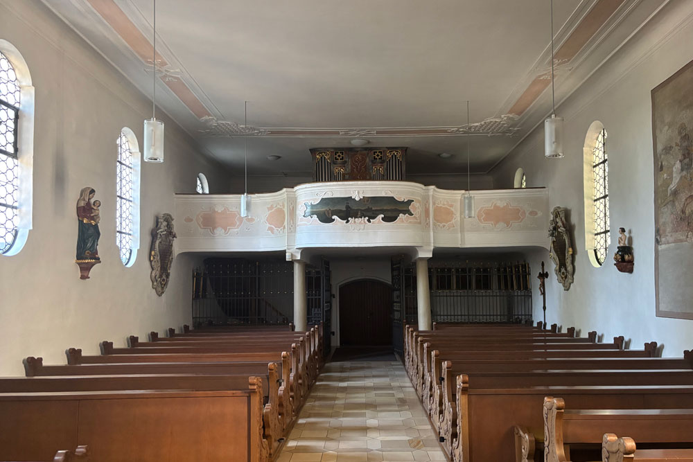 Die ehemalige Schlosskapelle, die Katholische Filialkirche Hl. Dreifaltigkeit auf dem Gelände der Burg und von Schloss Steingriff (Wasserschloss, Altes Schloss) im Landkreis Neuburg-Schrobenhausen