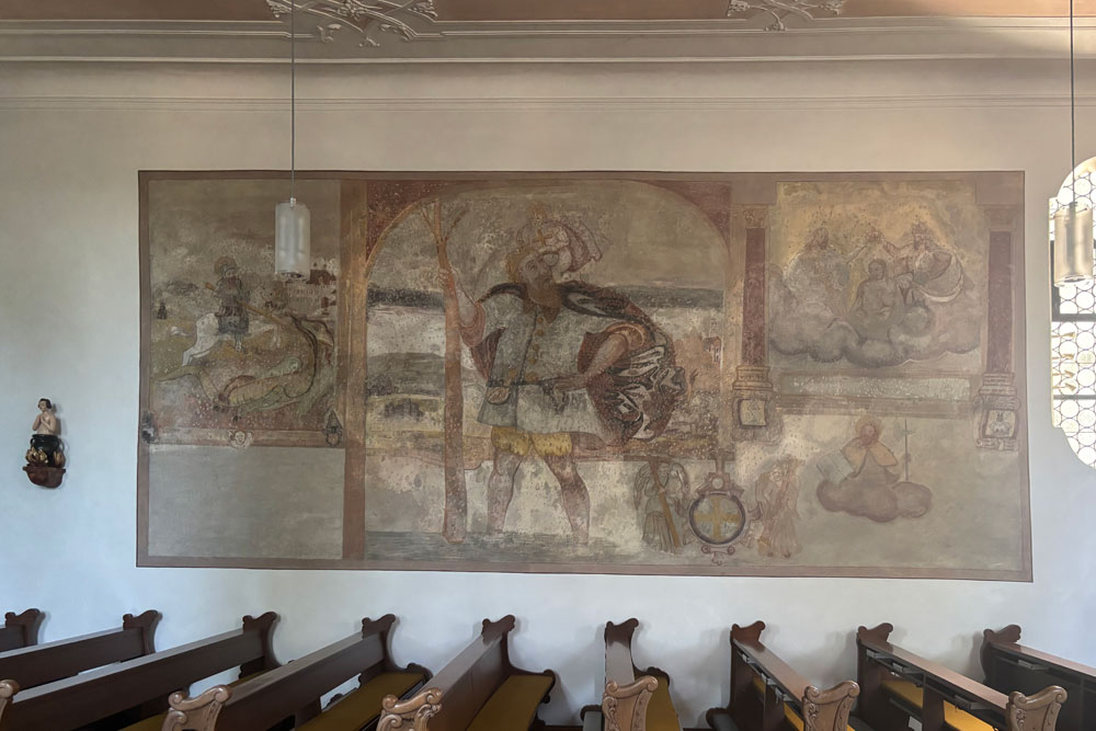 Die ehemalige Schlosskapelle, die Katholische Filialkirche Hl. Dreifaltigkeit auf dem Gelände der Burg und von Schloss Steingriff (Wasserschloss, Altes Schloss) im Landkreis Neuburg-Schrobenhausen