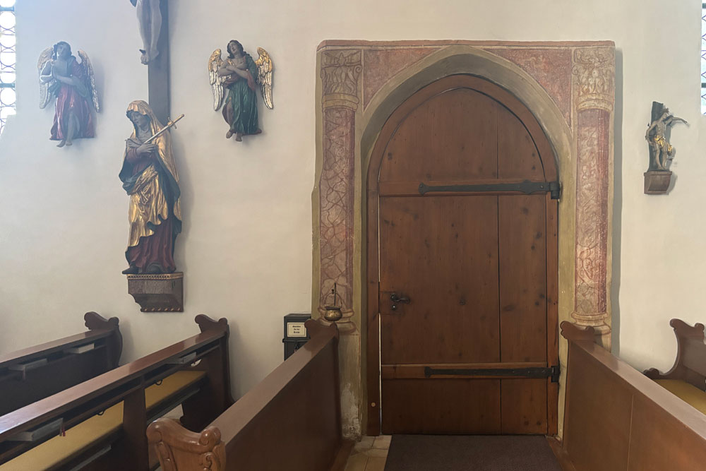 Die ehemalige Schlosskapelle, die Katholische Filialkirche Hl. Dreifaltigkeit auf dem Gelände der Burg und von Schloss Steingriff (Wasserschloss, Altes Schloss) im Landkreis Neuburg-Schrobenhausen