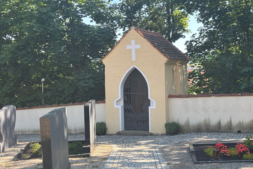 Die ehemalige Schlosskapelle, die Katholische Filialkirche Hl. Dreifaltigkeit auf dem Gelände der Burg und von Schloss Steingriff (Wasserschloss, Altes Schloss) im Landkreis Neuburg-Schrobenhausen