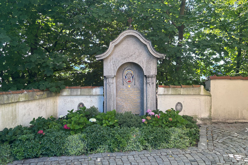 Die ehemalige Schlosskapelle, die Katholische Filialkirche Hl. Dreifaltigkeit auf dem Gelände der Burg und von Schloss Steingriff (Wasserschloss, Altes Schloss) im Landkreis Neuburg-Schrobenhausen