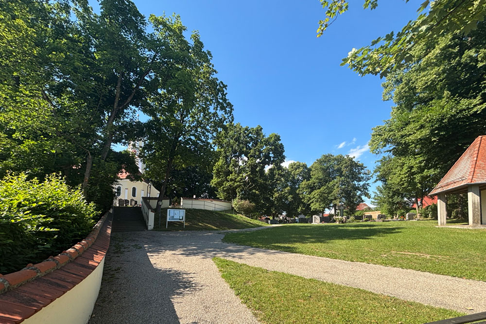 Die ehemalige Schlosskapelle, die Katholische Filialkirche Hl. Dreifaltigkeit auf dem Gelände der Burg und von Schloss Steingriff (Wasserschloss, Altes Schloss) im Landkreis Neuburg-Schrobenhausen