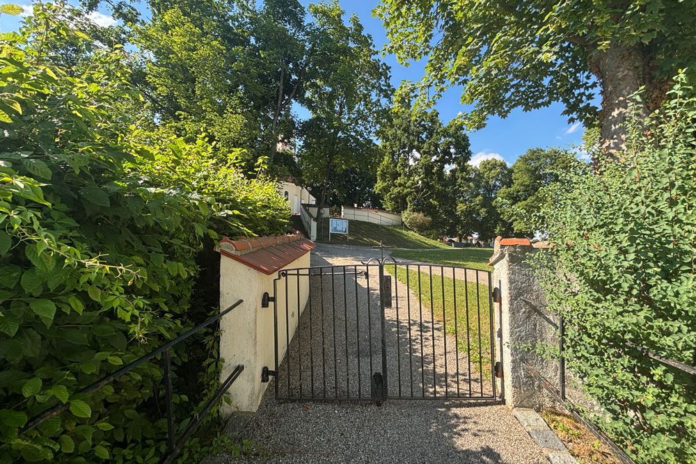Die ehemalige Schlosskapelle, die Katholische Filialkirche Hl. Dreifaltigkeit auf dem Gelände der Burg und von Schloss Steingriff (Wasserschloss, Altes Schloss) im Landkreis Neuburg-Schrobenhausen