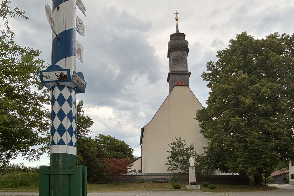 Die römisch-katholische Filialkirche Mariä Geburt an der Stelle der Keltenschanze Oberbiberg im Landkreis München