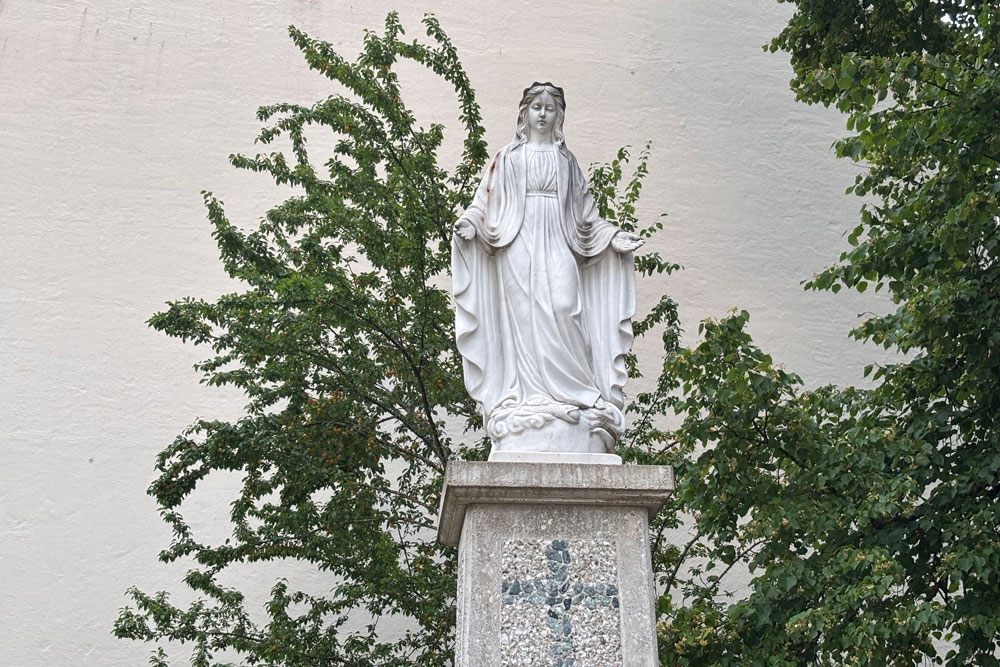 Die römisch-katholische Filialkirche Mariä Geburt an der Stelle der Keltenschanze Oberbiberg im Landkreis München