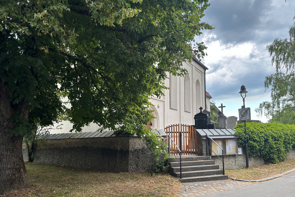 Die römisch-katholische Filialkirche Mariä Geburt an der Stelle der Keltenschanze Oberbiberg