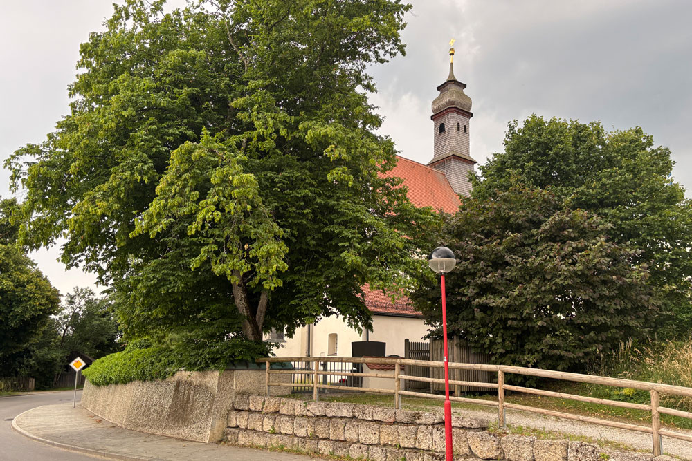 Die römisch-katholische Filialkirche Mariä Geburt an der Stelle der Keltenschanze Oberbiberg im Landkreis München