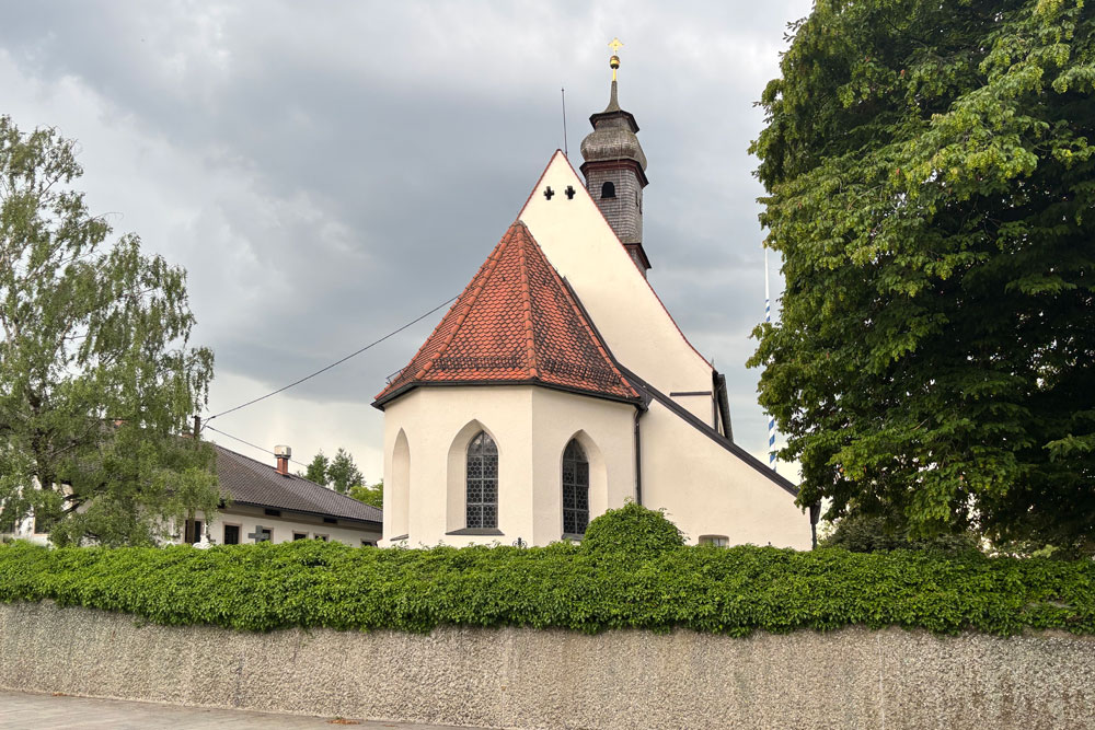 Die römisch-katholische Filialkirche Mariä Geburt an der Stelle der Keltenschanze Oberbiberg