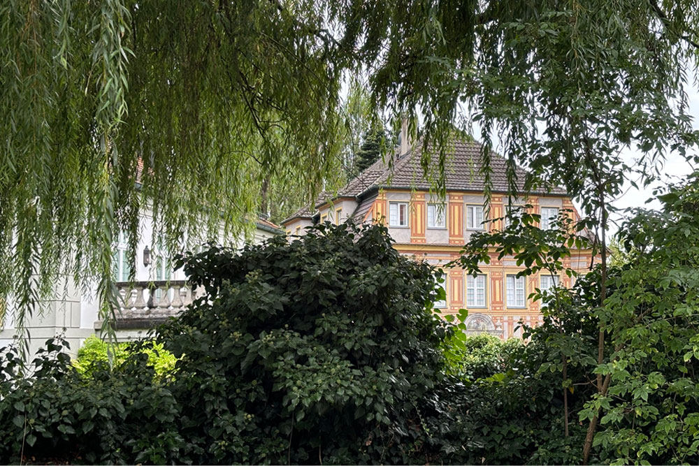 Das Hofherrnhaus (Neuburg an der Donau) (Adelspalais) im Landkreis Neuburg-Schrobenhausen in Bayern