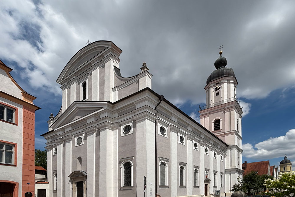 Kollegiatstift Neuburg an der Donau (Pfarrkirche St. Peter) im Landkreis Neuburg-Schrobenhausen