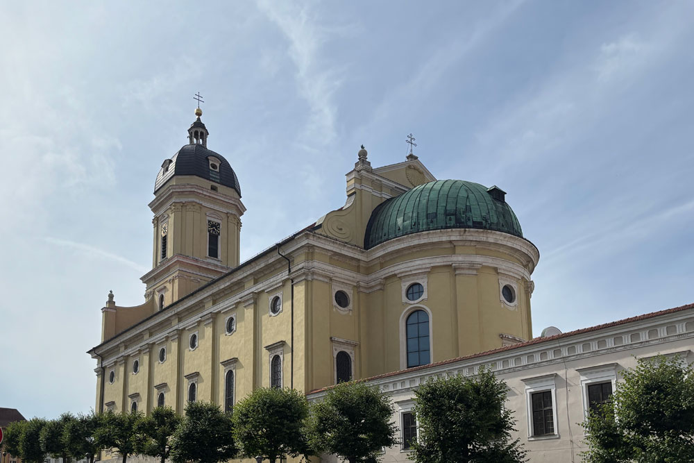 Hofkirche (Neuburg an der Donau) („Unserer Lieben Frau“) im Landkreis Neuburg-Schrobenhausen