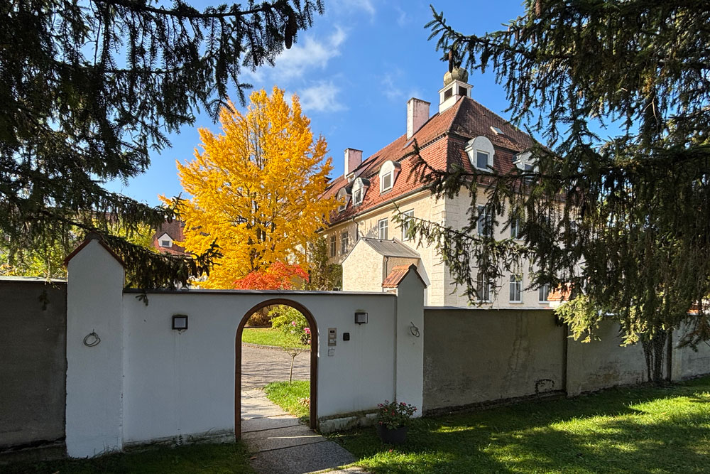 Kloster Altenhohenau (ehemaliges Kloster der Dominikanerinnen) Kloster Altenhohenau (ehemaliges Kloster der Dominikanerinnen) im Landkreis Rosenheim