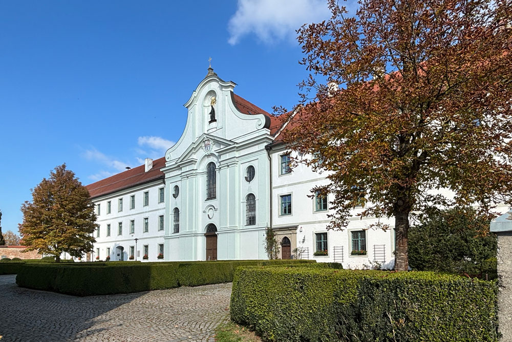 Kloster Rott (ehemalige Abtei der Benediktiner) Kloster Rott (ehemalige Abtei der Benediktiner) im Landkreis Rosenheim