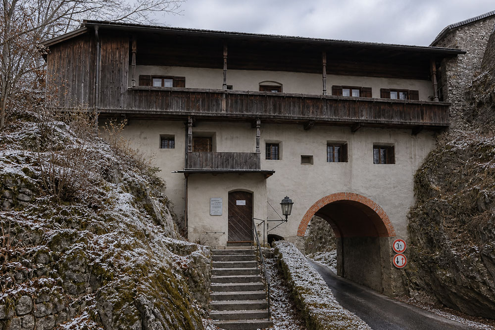 Auerburg (Burg Oberaudorf, Amtshausbogen, Burgtor) - Burgtor mit Museum Auerburg (Burg Oberaudorf, Amtshausbogen, Burgtor) im Landkreis Rosenheim