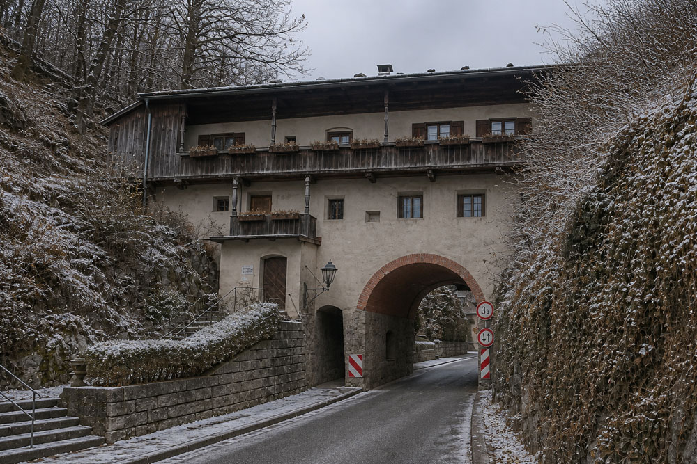 Auerburg (Burg Oberaudorf, Amtshausbogen, Burgtor) – Burgtor mit Museum Auerburg (Burg Oberaudorf, Amtshausbogen, Burgtor) im Landkreis Rosenheim