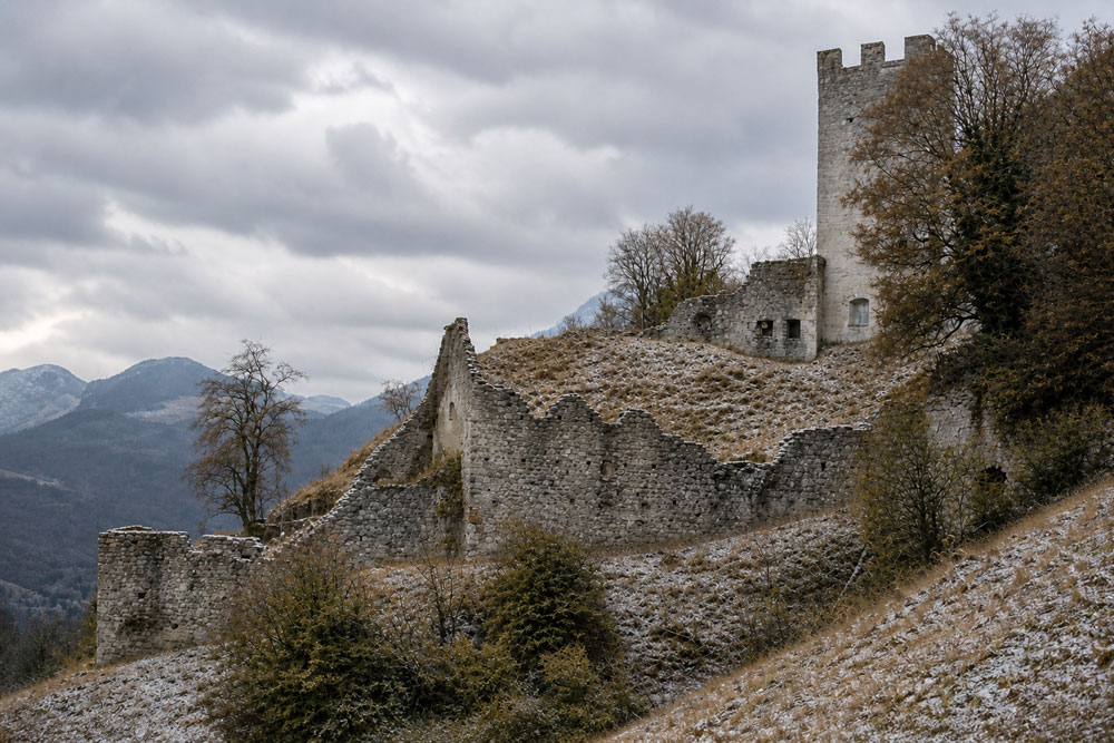 Burg Unter-Falkenstein (Flintsbach am Inn) (Neu-Falkenstein) Burg Unter-Falkenstein (Flintsbach am Inn) (Neu-Falkenstein) im Landkreis Rosenheim