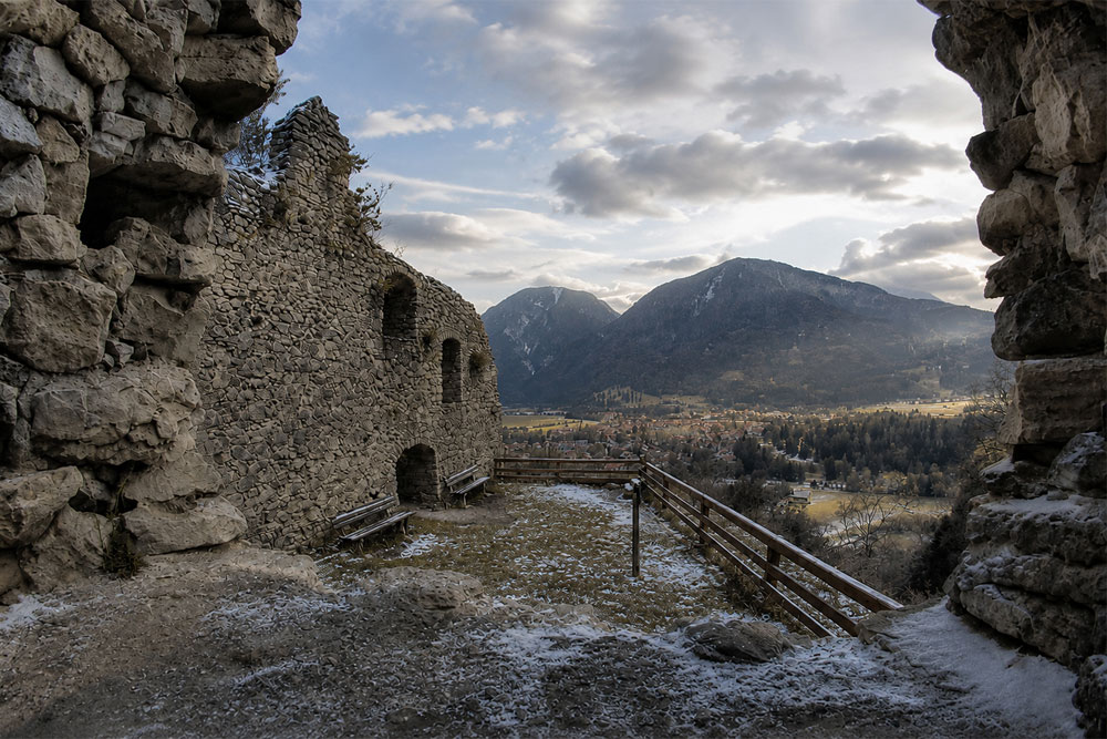 Burg Werdenfels (Ruine) Burg Werdenfels (Ruine) im Landkreis Garmisch-Partenkirchen