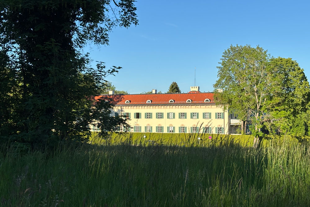 Schloss Possenhofen (Altes Schloss und Neues Schloss – auch Hufeisenbau genannt) im Landkreis Starnberg