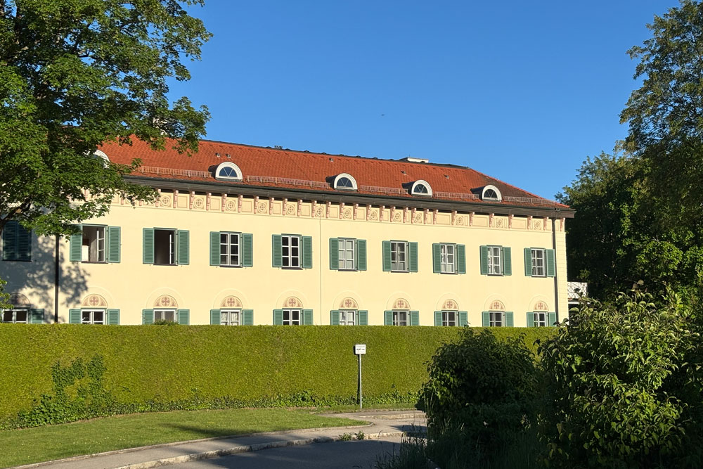 Schloss Possenhofen (Altes Schloss und Neues Schloss – auch Hufeisenbau genannt) im Landkreis Starnberg