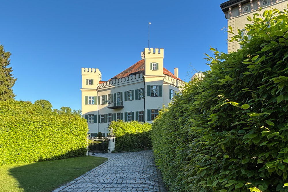 Schloss Possenhofen (Altes Schloss und Neues Schloss – auch Hufeisenbau genannt) im Landkreis Starnberg