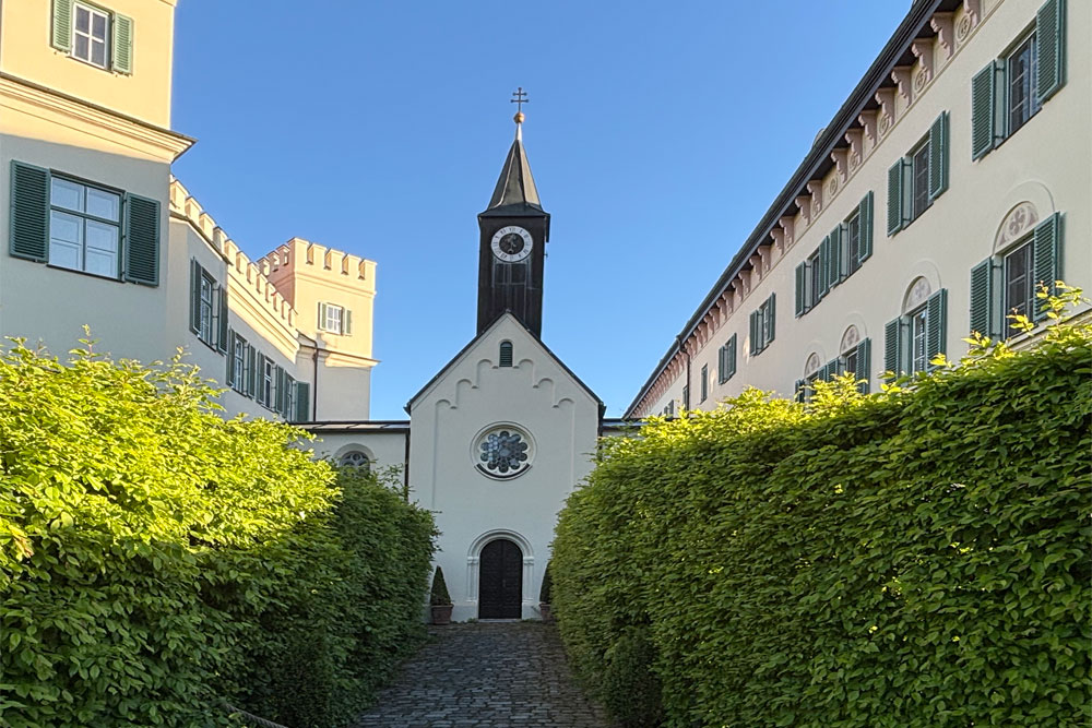 Schloss Possenhofen (Altes Schloss und Neues Schloss – auch Hufeisenbau genannt) im Landkreis Starnberg