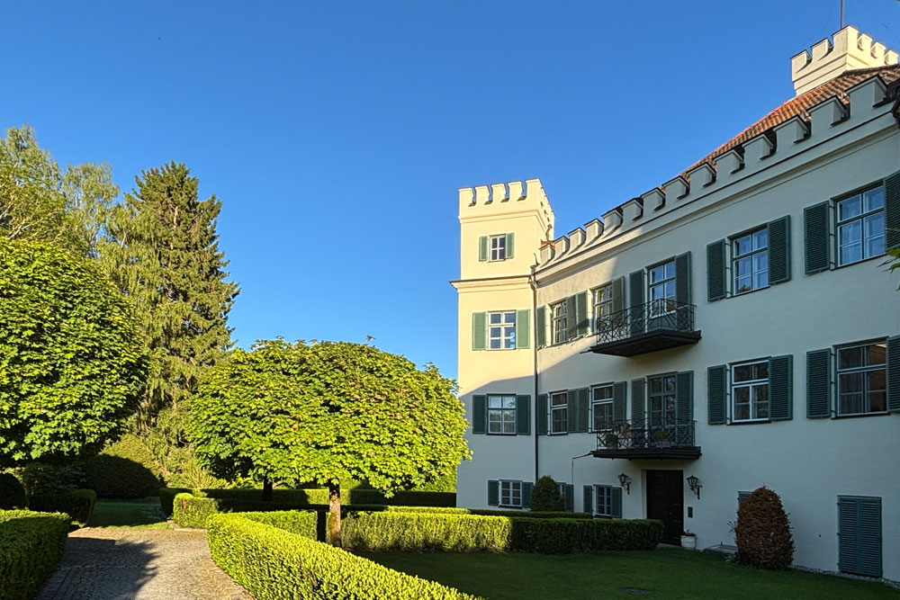 Schloss Possenhofen (Altes Schloss und Neues Schloss – auch Hufeisenbau genannt) im Landkreis Starnberg