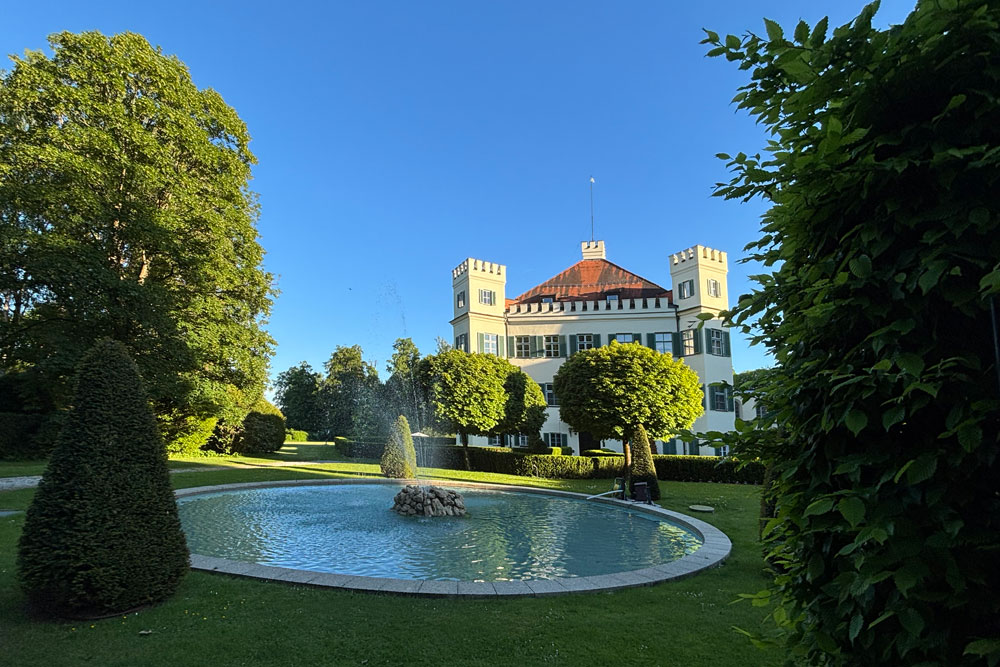 Schloss Possenhofen (Altes Schloss und Neues Schloss – auch Hufeisenbau genannt) im Landkreis Starnberg
