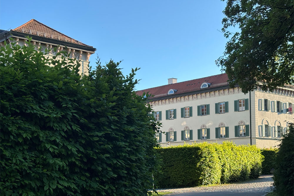 Schloss Possenhofen (Altes Schloss und Neues Schloss – auch Hufeisenbau genannt) im Landkreis Starnberg