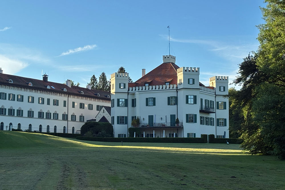 Schloss Possenhofen (Altes Schloss und Neues Schloss – auch Hufeisenbau genannt) im Landkreis Starnberg