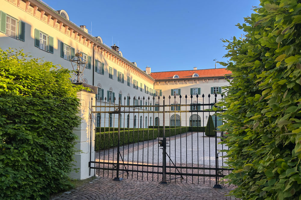 Schloss Possenhofen (Altes Schloss und Neues Schloss – auch Hufeisenbau genannt) im Landkreis Starnberg
